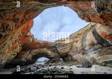 Devils Punch Bowl state Natural Area sulla costa centrale dell'Oregon. Foto Stock