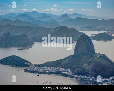 Rio de Janeiro, Brasile - 24 dicembre 2008: Vista aerea sul Pan di zucchero e l'ingresso alla baia con Praia da Urca, quartiere. Edifici alti Foto Stock