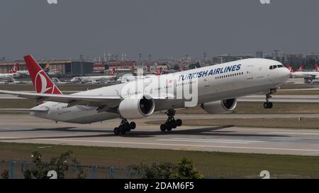 Istanbul, Turchia - 09 giugno 2018: Un jet della Turkish Airlines sta decolando dall'aeroporto internazionale Ataturk di Istanbul. L'aeroporto di Atatürk verrà chiuso Foto Stock