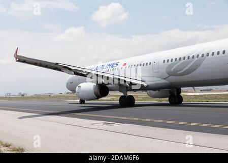 Konya, TURCHIA - 05 giugno 2015: Turkish Airlines Boeing 737 tassare per grembiule a bordo. IL TUO è il vettore di bandiera della Turchia con una grande flotta. Foto Stock