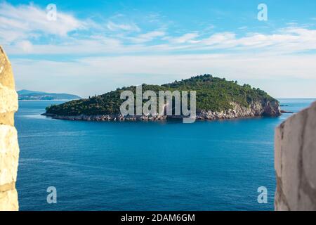 Isola di Lokrum vicino alla città di Dubrovnik, bellissimo parco naturale conservato, con alberi lussureggianti e parco naturale. Visto mentre camminando lungo il Th Foto Stock