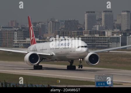 Istanbul, Turchia - 09 giugno 2018: Un jet della Turkish Airlines sta decolando dall'aeroporto internazionale Ataturk di Istanbul. L'aeroporto di Atatürk verrà chiuso Foto Stock