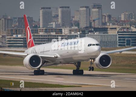 Istanbul, Turchia - 09 giugno 2018: Un jet della Turkish Airlines sta decolando dall'aeroporto internazionale Ataturk di Istanbul. L'aeroporto di Atatürk verrà chiuso Foto Stock