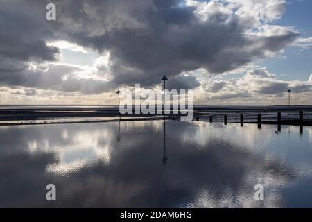 Riflessioni sulla spiaggia di Westcliff, vicino a Southend-on-Sea, Essex, Inghilterra Foto Stock