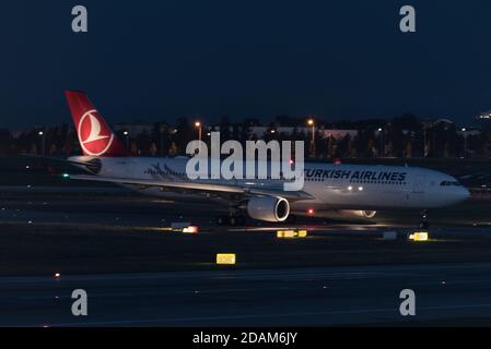 Istanbul, Turchia - 09 giugno 2018: Un jet della Turkish Airlines sta decolando dall'aeroporto internazionale Ataturk di Istanbul. L'aeroporto di Atatürk verrà chiuso Foto Stock