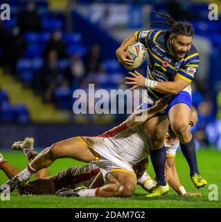 13 novembre 2020; lo Stadio Halliwell Jones, Warrington, Cheshire, Inghilterra; Betfred Rugby League Playoff, Catalan Dragons contro Leeds Rhinos; Konrad Hurrell di Leeds Rhinos è affrontato Foto Stock