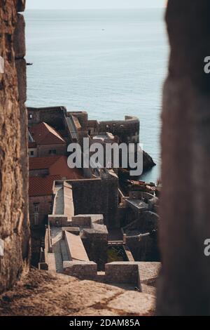 Immagine verticale della vista dalla torre Minceta sulle mura della città di Dubrovnik. Mura difensive che si estendono intorno alla città vecchia con più torri e f Foto Stock