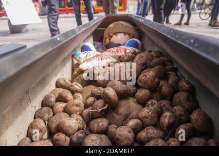 Bogotà, Colombia. 13 Nov 2020. I contadini colombiani e i coltivatori di patate si sono mobilitati questo venerdì a BogotÃ¡ per chiedere "soluzioni reali" dal governo alla crisi nel settore che li ha costretti a vendere la loro produzione sulle autostrade del paese e sui pedaggi per ammortizzare le perdite economiche. Credit: Daniel Garzon Herazo/ZUMA Wire/Alamy Live News Foto Stock