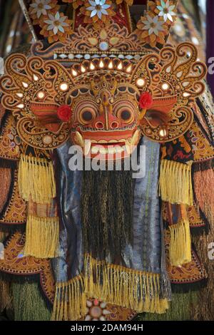 Maschera balinese di Barong nel terreno di un tempio indù, nel centro di Bali, Indonesia. Danza locale balinese, che predica influenze indù Foto Stock