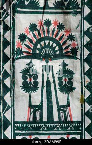 Tessuto balinese stampato avvolto intorno alla base delle offerte del tempio per il festival di Galungan, Ubud, Bali, Indonesia. Dewi Sri - motivo della Dea del riso. Foto Stock