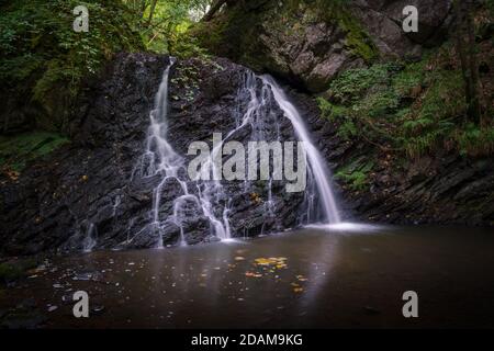 Cascata in Fairy Glen Falls, Rosemarkie, Fortrose, Highlands, Scoland, Regno Unito Foto Stock