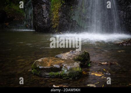 Cascata in Fairy Glen Falls, Rosemarkie, Fortrose, Highlands, Scoland, Regno Unito Foto Stock