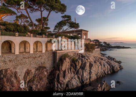 LOGGIA (© FRANCESC FOLGUERA 1949) VILLA SENYA BLANCA (©RAFAEL MASO 1923) CAMI DE RONDA S’AGARO CASTELL-PLATA D’ARO COSTA BRAVA CATALONIA SPAGNA Foto Stock