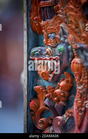 Scolpito e dipinto Naga su una porta all'ingresso del tempio Tirta Emcul, Bali, Indonesia Foto Stock