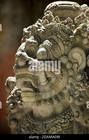 Rakasa - mitico demone-guardiano indù con denti lunghi all'ingresso del tempio Tirta Emcul, Bali, Indonesia. Guardiano della porta - Dvarapala Foto Stock