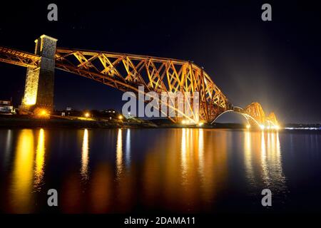 Il Forth Rail Bridge di notte, Scozia Foto Stock