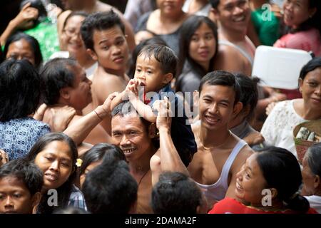 Indonesiani nel bagno rituale di purificazione a Tirta Empul, Bali, Indonesia Foto Stock