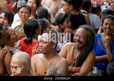 Indonesiani nel bagno rituale di purificazione a Tirta Empul, Bali, Indonesia Foto Stock