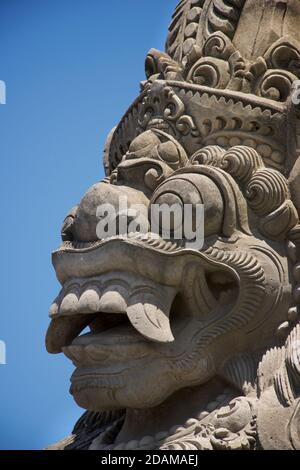 Rakasa - mitico demone-guardiano indù con denti lunghi a pura Taman Ayun a Mengwi, Bali, Indonesia Foto Stock