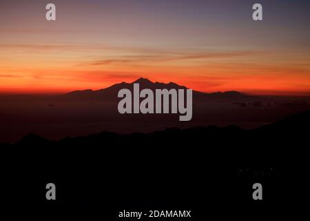 Monte Rinjani a Lombok visto da una salita del Monte Batur, Bali, Indonesia Foto Stock