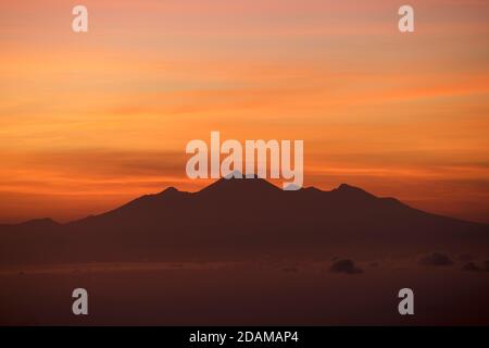 Monte Rinjani a Lombok visto da una salita del Monte Batur, Bali, Indonesia Foto Stock