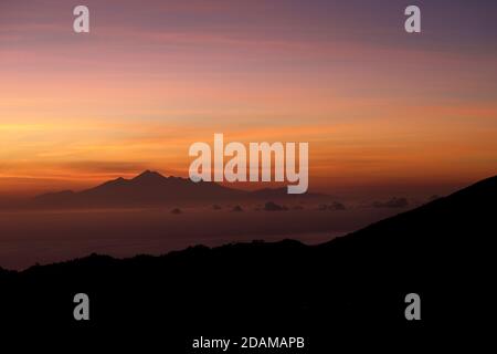 Monte Rinjani a Lombok visto da una salita del Monte Batur, Bali, Indonesia Foto Stock