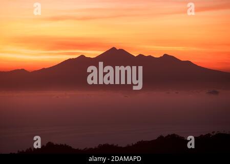 Monte Rinjani a Lombok visto da una salita del Monte Batur, Bali, Indonesia Foto Stock