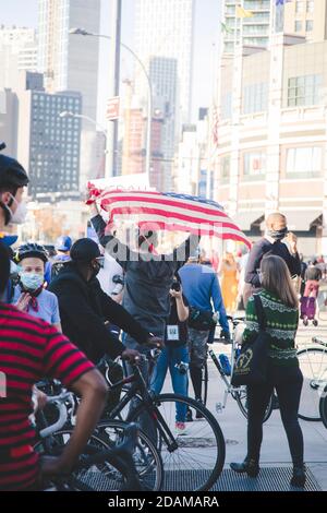 Persone che celebrano il presidente eletto Joe Biden a Street Party, Brooklyn, New York, USA Foto Stock