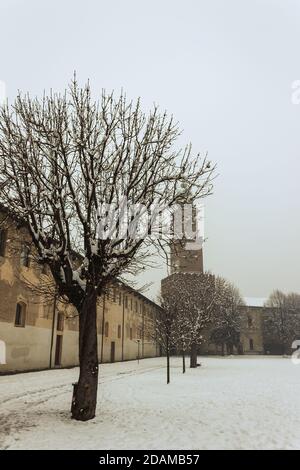 Una passeggiata nel centro storico di vigevano con vista Piazza Ducale e il Castello sforzesco di Vigevano durante una nevicata nel 2012 Foto Stock