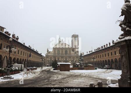 Una passeggiata nel centro storico di vigevano con vista Piazza Ducale e il Castello sforzesco di Vigevano durante una nevicata nel 2012 Foto Stock