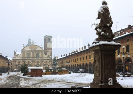 Una passeggiata nel centro storico di vigevano con vista Piazza Ducale e il Castello sforzesco di Vigevano durante una nevicata nel 2012 Foto Stock