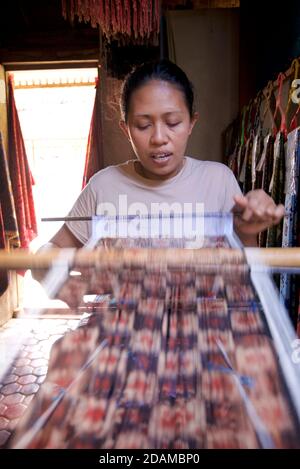 Geringsing, doppio tessuto di ikat essendo tessuto su un hipstrap nel villaggio di Tenganan Pegringsinga, Bali, Indonesia Foto Stock