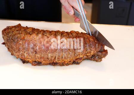 arrosto di carne per natale speciale. Bistecca di manzo rara media su tagliere di legno Foto Stock