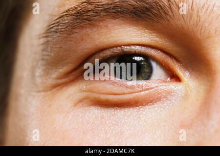 Immagine ravvicinata dell'occhio blu di un giovane Foto Stock