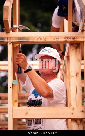 Il candidato presidenziale Bill Clinton lavora ad un progetto di costruzione domestica di Habitat for Humanity ad Atlanta nel 1992. Foto Stock