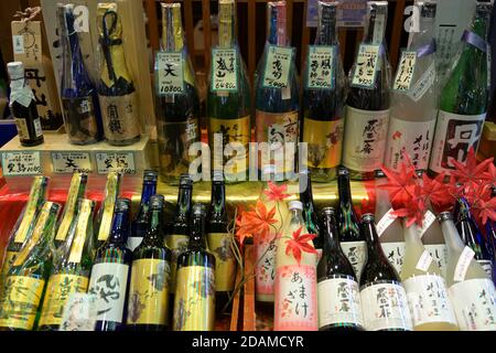 Sake di alta qualità in esposizione al mercato Nishiki, famoso da 400 anni, Kyoto JP Foto Stock