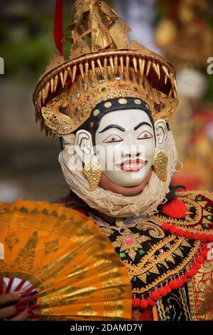 Giovane donna balinese in abiti da ballo festivo per la danza cerimoniale del tempio, tempio Sakenan, Bali, Indonesia. Telek danza. Foto Stock