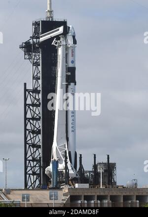 Un razzo SpaceX Falcon 9 che porta la navicella spaziale Crew Dragon è visto al pad 39A presso il Kennedy Space Center. Il razzo porterà un equipaggio di quattro astronauti nella prima missione operativa di SpaceX alla Stazione spaziale Internazionale il 15 novembre 2020. Foto Stock