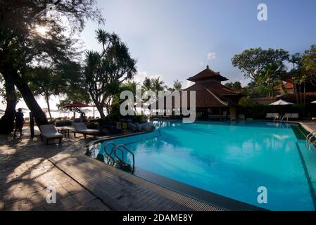 La piscina principale e il bar ristorante nei terreni del Vila Shanti Beach Hotel, Sanur, Bali, Indonesia Foto Stock