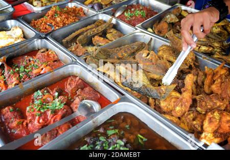 Cibo indo malese in vendita nel quartiere indiano di Kuala Lumpur. Brickfields, Malesia, Sud-est asiatico Foto Stock