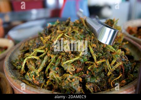 Cibo indo malese in vendita nel quartiere indiano di Kuala Lumpur. Brickfields, Malesia, Sud-est asiatico. Cibo Indiano vegetariano. Foto Stock