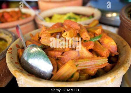 Cibo indo malese in vendita nel quartiere indiano di Kuala Lumpur. Brickfields, Malesia, Sud-est asiatico. Cibo Indiano vegetariano. Foto Stock