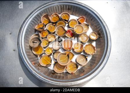 Candele votive di cera al tempio Arulmigu Sree Veera Hanuman in Little India, Brickfields, Kuala Lumpur, Malesia Foto Stock