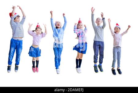 felici i bambini che saltano e celebrano natale isolato su bianco Foto Stock