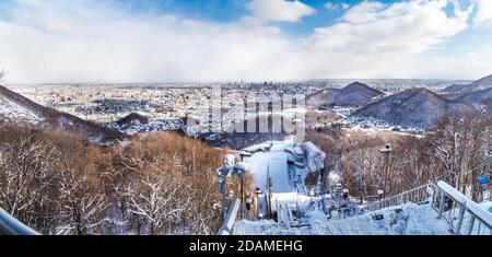 Vista panoramica aerea di Sapporo dallo stadio di salto con gli sci di okurayama Foto Stock