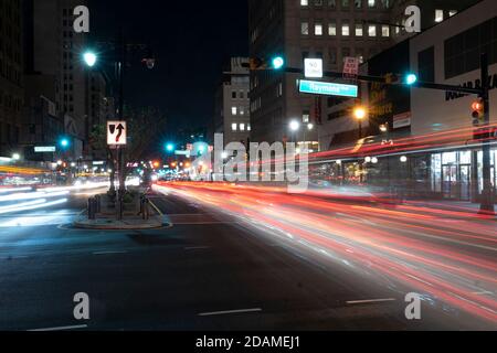 Newark, New Jersey, Stati Uniti. 13 Nov 2020. Luci rosse posteriori dei veicoli a motore che guidano su Broad Street a Newark, New Jersey. Il sindaco Ras J. Baraka ha annunciato che additionalÂ Amministrazione sta adottando misure per arginare la diffusione del coronavirus. COVID-19 è ancora in aumento a Newark, con la città che riporta 12,779 casi positivi e 677 decessi al 9 novembre. Il 27 ottobre 2020 la città di Newark promulgò al coprifuoco delle 20:00. Credit: Brian Branch Price/ZUMA Wire/Alamy Live News Foto Stock