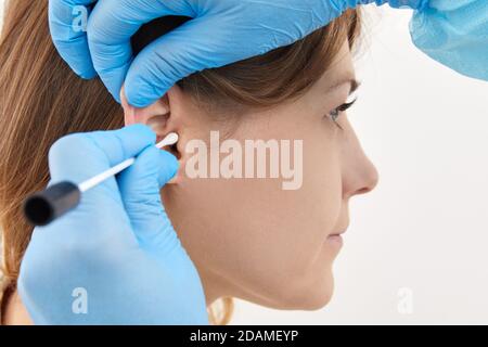 Controllo dell'orecchio con batuffolo di cotone in laboratorio medico Foto Stock