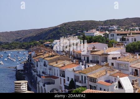 Paesaggio mediterraneo villaggio di Cadaques, Spagna Foto Stock