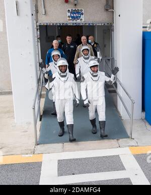 Cape Canaveral, Stati Uniti d'America. 12 novembre 2020. Gli astronauti della NASA SpaceX Commercial Crew escono dal Neil A. Armstrong Operations e Checkout Building per partire per il Launch Complex 39A durante una prova di abbigliamento al Kennedy Space Center 12 novembre 2020 a Cape Canaveral, Florida. Gli astronauti della NASA Victor Glover, davanti a sinistra, Mike Hopkins, davanti a destra, Shannon Walker, dietro a sinistra, e l'astronauta della JAXA Soichi Noguchi, dietro a destra. Credit: Joel Kowsky/NASA/Alamy Live News Foto Stock