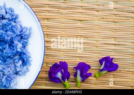 Riso Blue Sticky fatto da Butterfly Pea flower (ali di maiale asiatiche) su stuoia tradizionale. Ottimo per la salute. copyspace Foto Stock